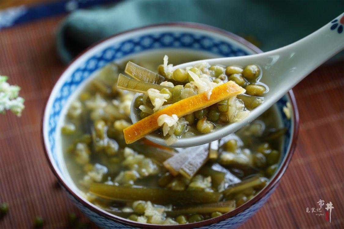 臨近三伏天，聰明人會用綠豆和海帶煮湯，教你做法，消暑補營養