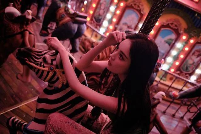 金晨迪丽热巴古力娜扎上演霓虹灯下的极限魅惑，这谁能抵挡得住呀