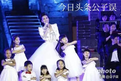 谭晶情史，青歌赛上成名，长城上开演唱会，嫁爱情高龄产子