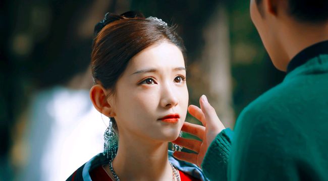 古装VS现代堪称“换头”！多演点古装戏吧，我能磕一辈子