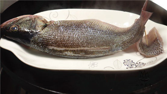 无论蒸什么鱼，用盐和料酒腌制就错了，教你一招，鱼肉洁白还不腥