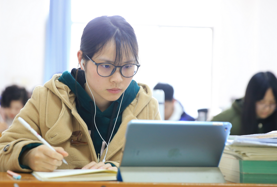 2022年全国各高校“考研”报名人数排行，郑大一骑绝尘，雄踞第一