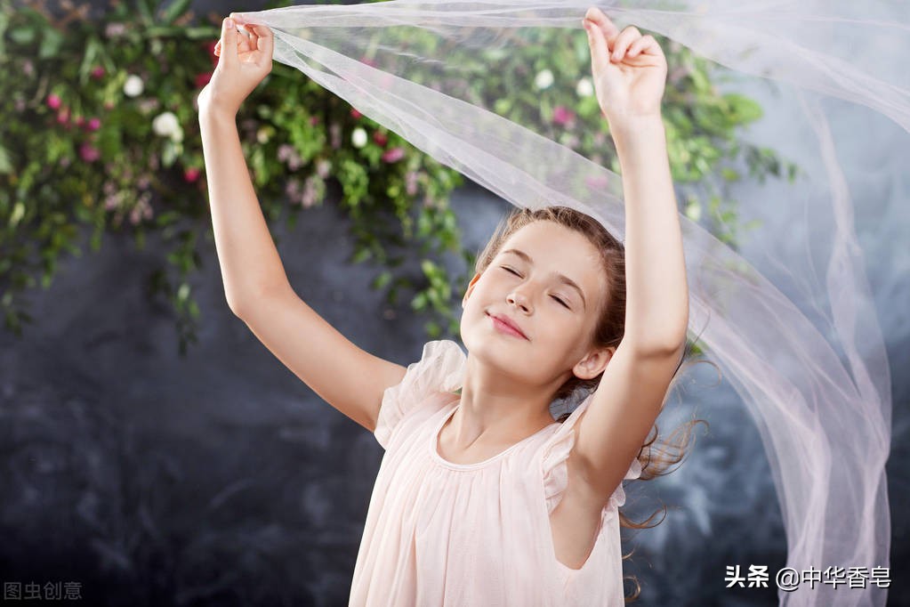 玫瑰纯露，站在童话般的城堡上远眺，一簇簇玫瑰花肆意绽放着