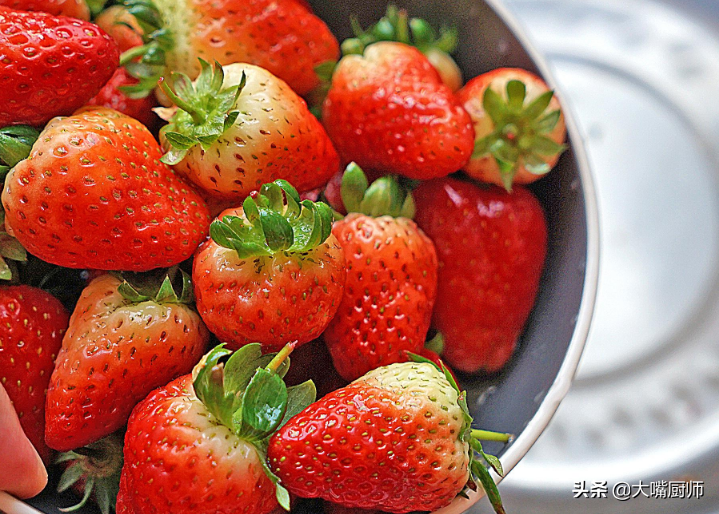 洗草莓，加盐加面粉都不靠谱，果农教你10分钟洗干净，放心吃