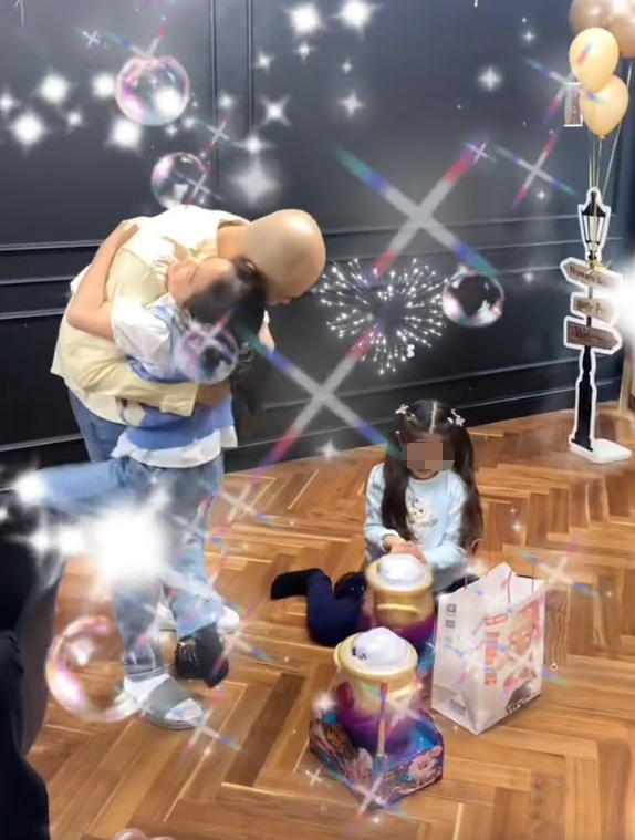 包贝尔夫妇为女儿庆生，7岁饺子打扮隆重，与宾客轮流合照星范足