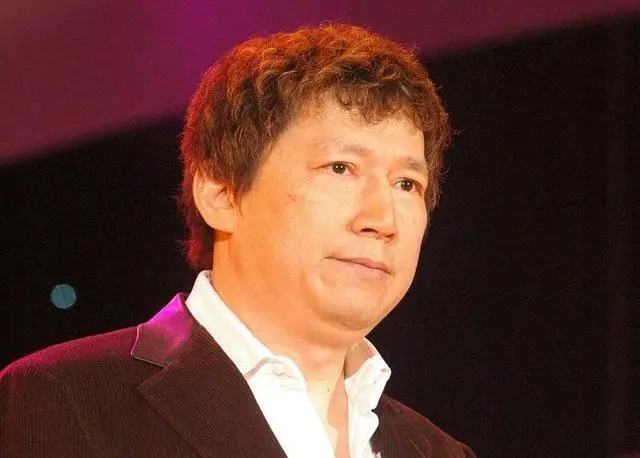 他被年长40岁的富婆包養，13年赚80亿，晚年却被丢进养老院