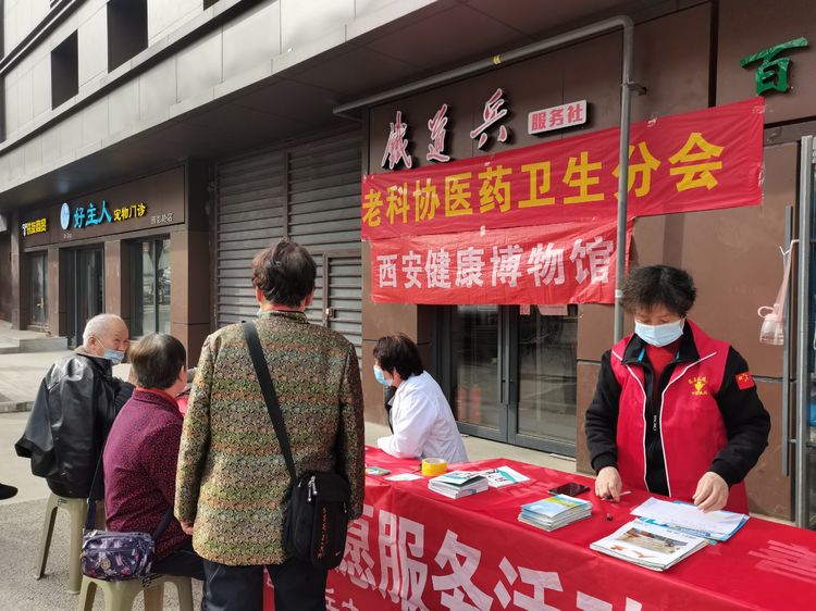 陕西省铁道兵与医疗专家共同开展学雷锋义诊活动 作者：王抗林