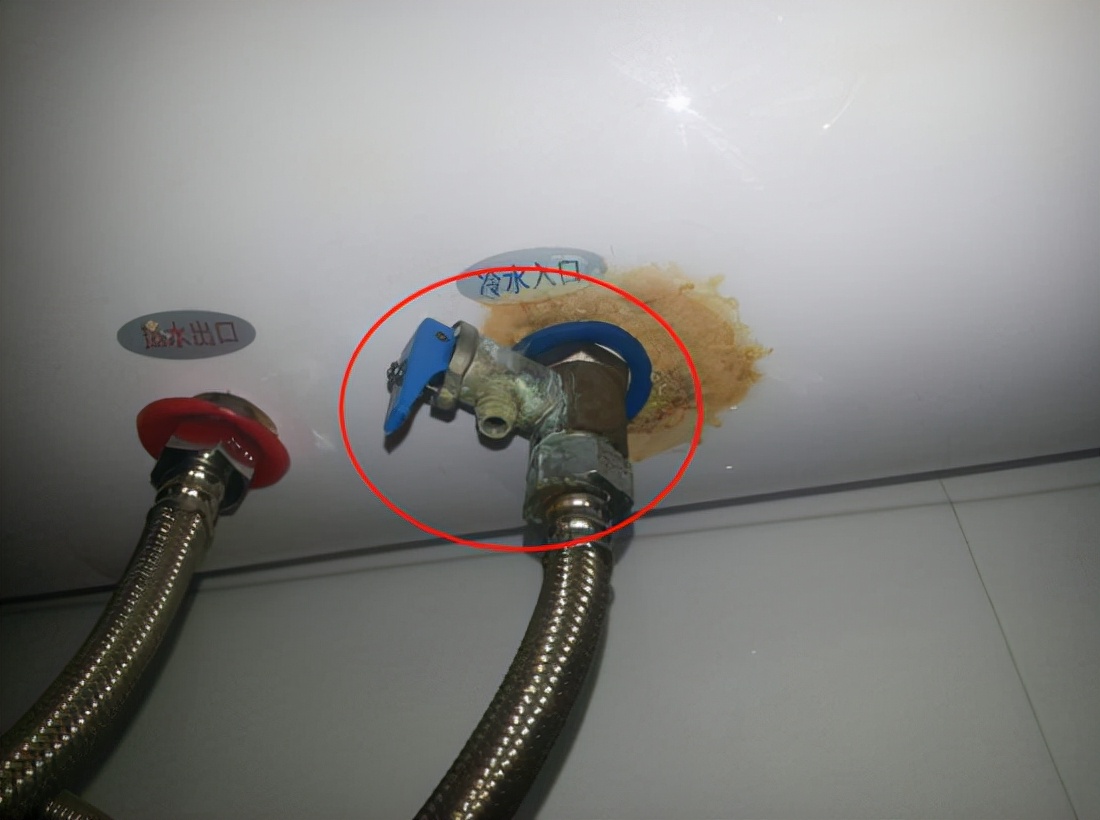 在关闭电源,并等再热水冷却之后,关闭冷热角阀