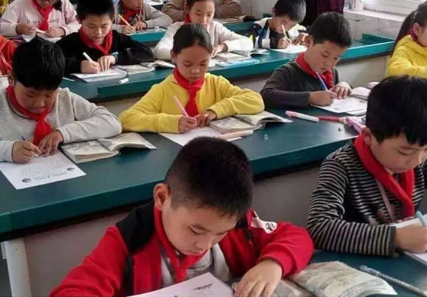 小学生罚写“爷”字走红，画风逐渐跑偏，网友调侃：像扎了丸子头