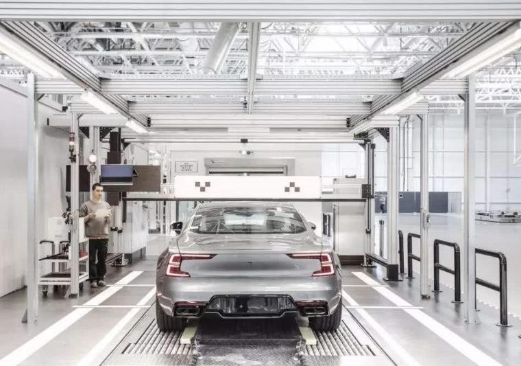 品味藝術品，置身碧海藍天試駕極星1