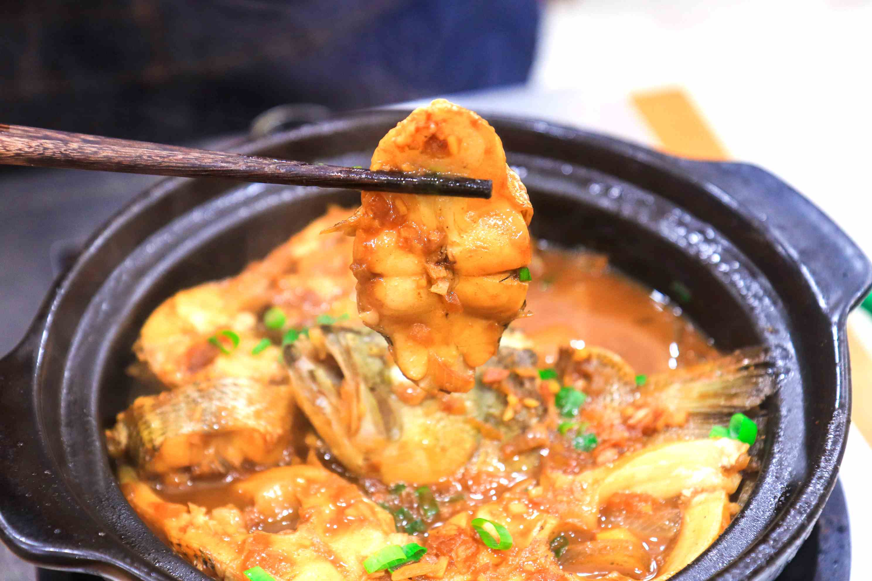 砂锅中加入底油,放入洋葱片,蒜粒和姜粒煸炒一会.