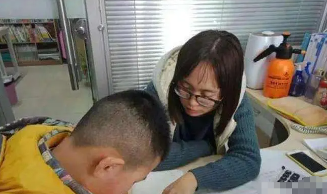 小学生罚写“爷”字走红，画风逐渐跑偏，网友调侃：像扎了丸子头