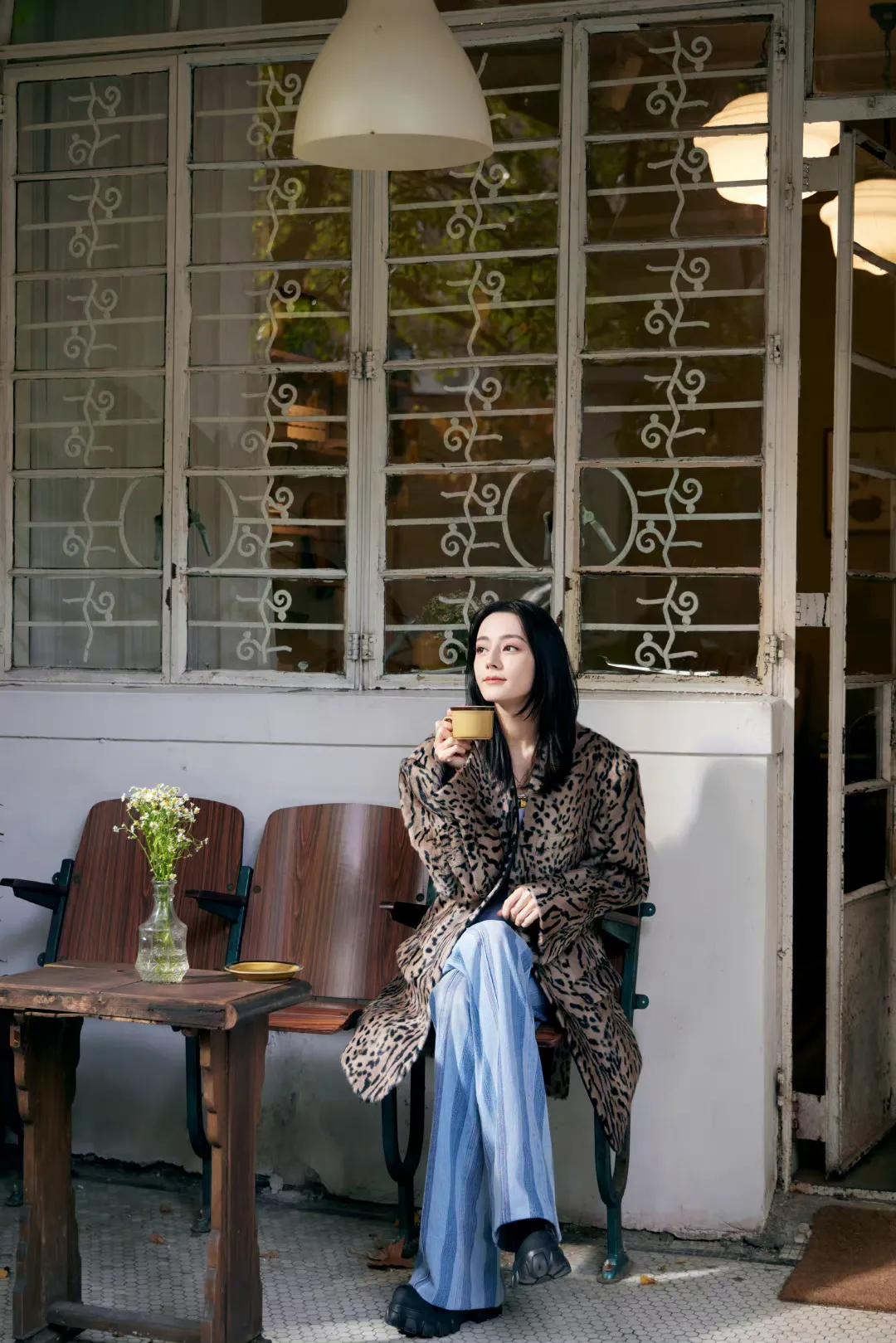 三大顶流的豹纹battle，迪丽热巴休闲惬意，赵丽颖杨幂一言难尽