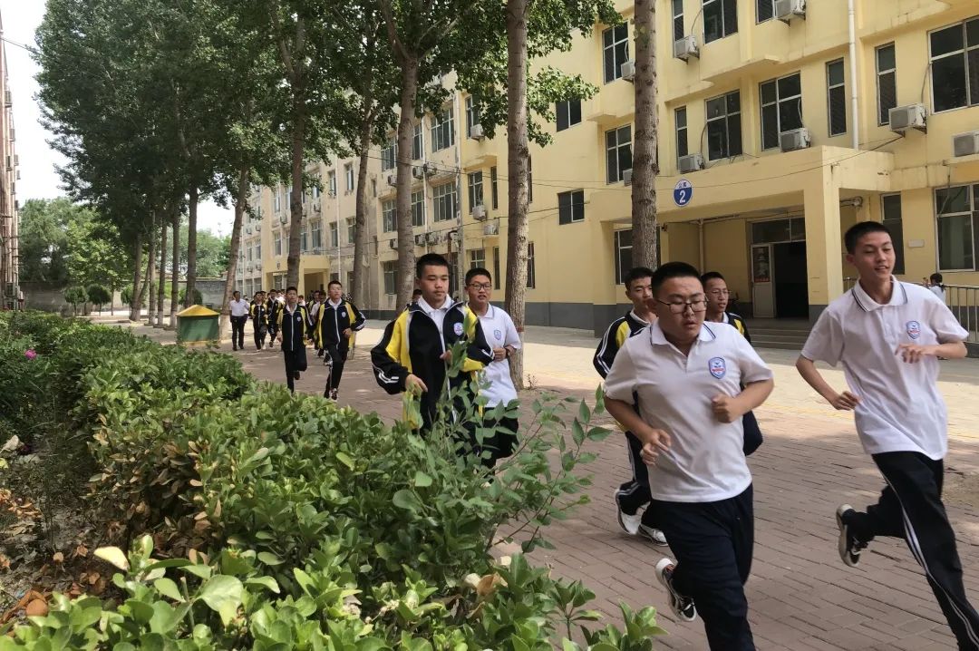 演練有方 應(yīng)急不慌丨廣宗太行中學(xué)開展防震防火緊急疏散演練