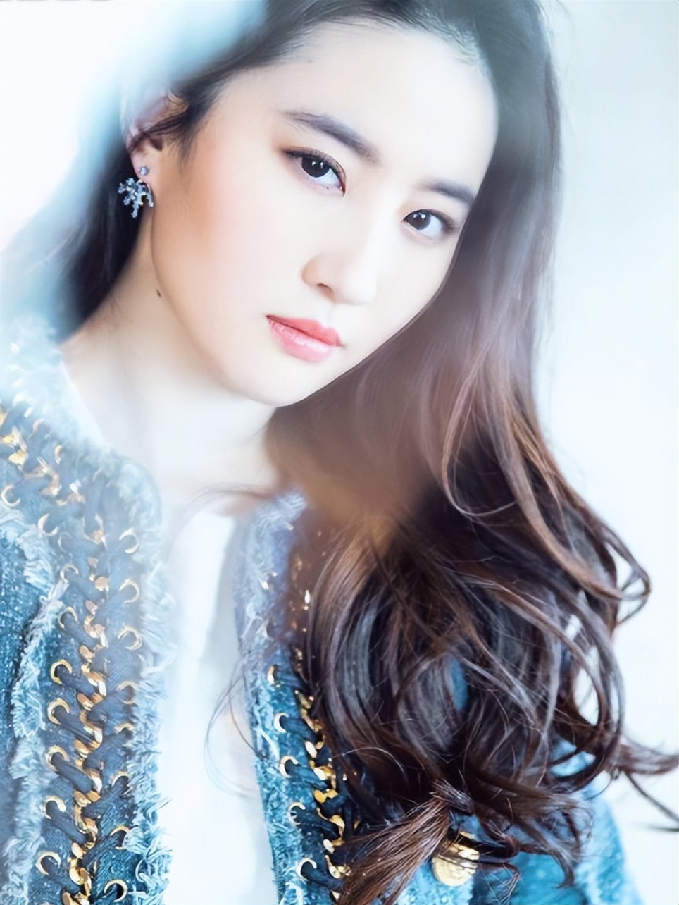 刘亦菲拍戏遇惊险一幕，多次被浸水缸，神色痛苦无法呼吸