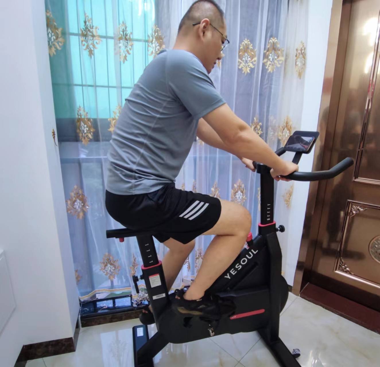 野小兽智能动感单车C1开箱体验：宅家也能看风景 高燃力骑行更舒适