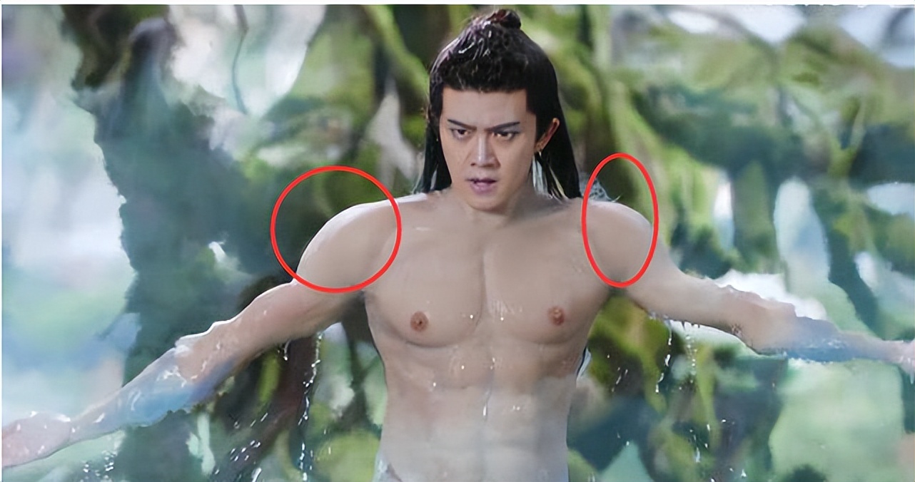 吃空气、假开车、骑假马、戴假肩胛骨，内娱明星拍戏有啥是真的？