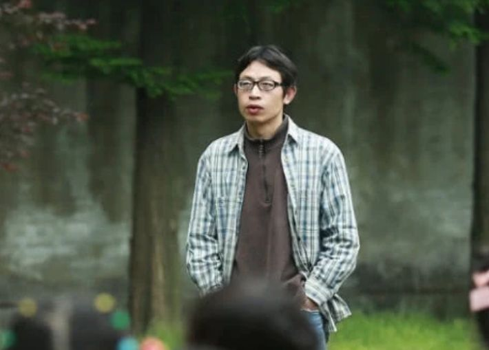 汶川地震中，丢下学生逃跑的北大学子“范跑跑”，13年后怎么样了