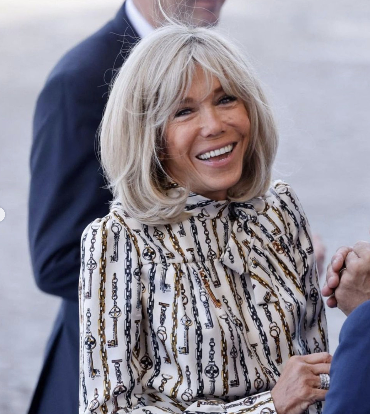 布里吉特整容也难挡皱纹了！穿长裙亮相扮嫩，和马克龙尽显母子感