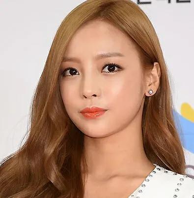 具荷拉——一生悲剧的女孩子