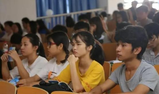 公办专科和民办三本怎么选？找工作时才发现，两者不在同一起跑线