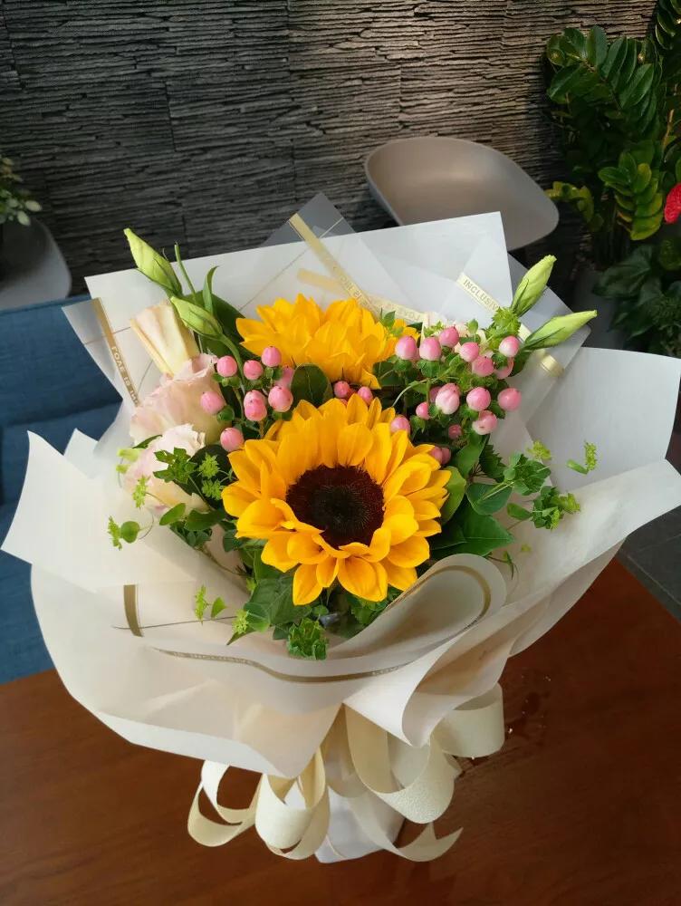 向日葵花束+背景图壁纸：入目无他人，四下皆是你
