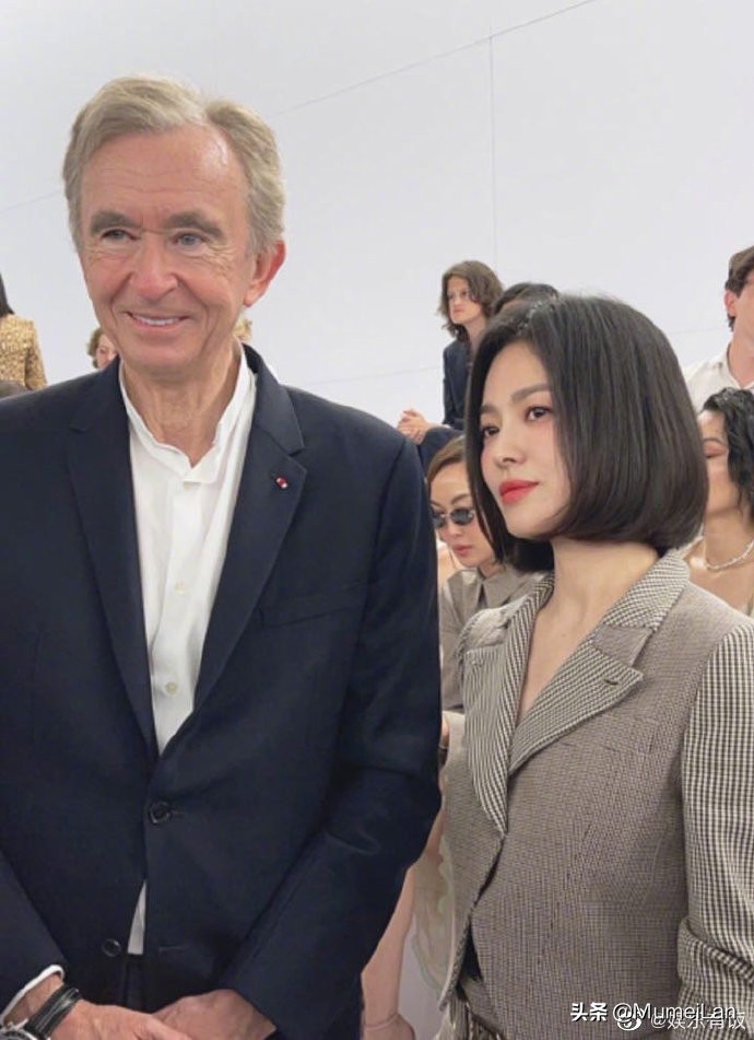 宋慧乔巴黎高定时装周秀场照来啦，姐姐一头利落短发知性优雅