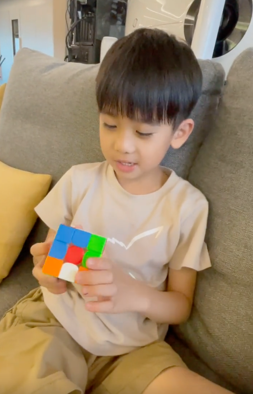 林志颖儿子豪宅游泳！12岁kimi身材高大四肢壮，全身黝黑脚底超白