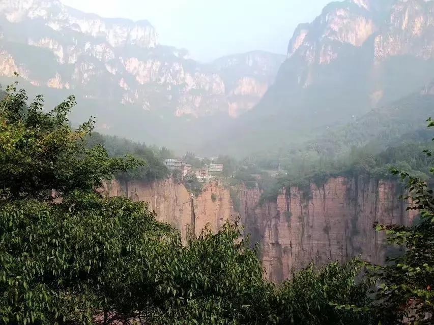 最美天路--太行山郭亮村挂壁公路