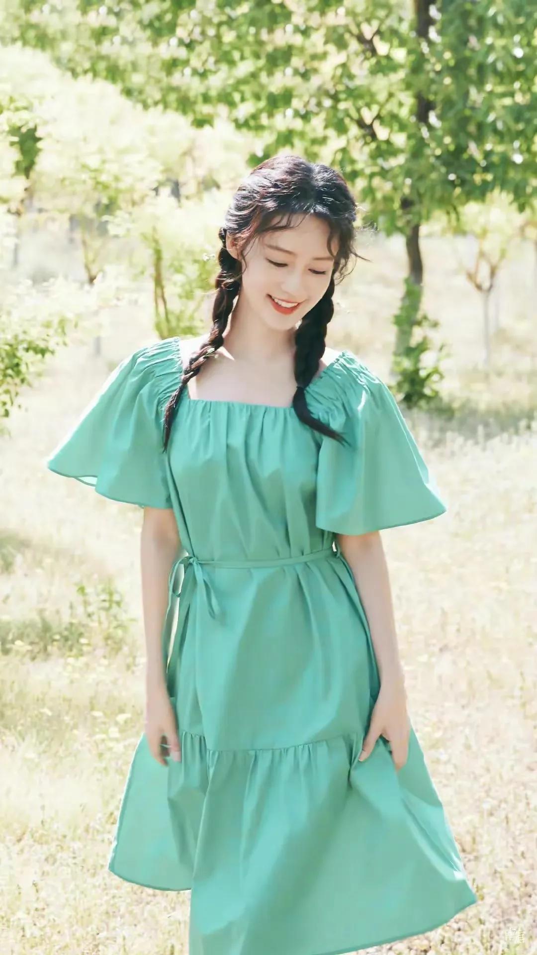 绿裙编发的李沁，青春靓丽活力满满，灵动飘逸俏皮甜美
