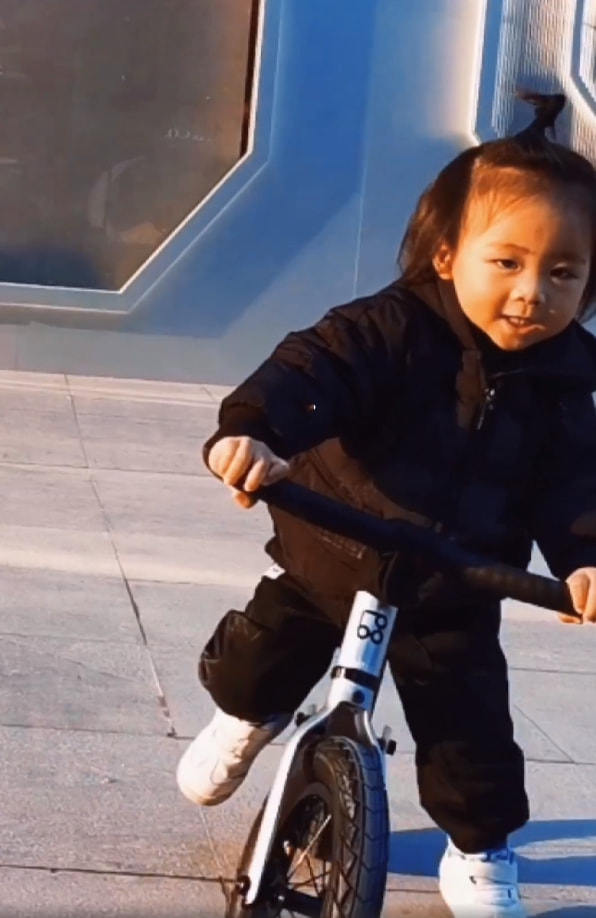 张晋带娃好有爱，搂着儿子唱粤语歌，乐儿扎小揪揪全程“冷漠脸”