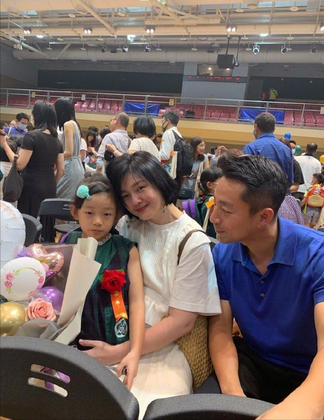 “曲终人散”的人生：大S一家忙着晒幸福，汪小菲满脸憔悴又孤单