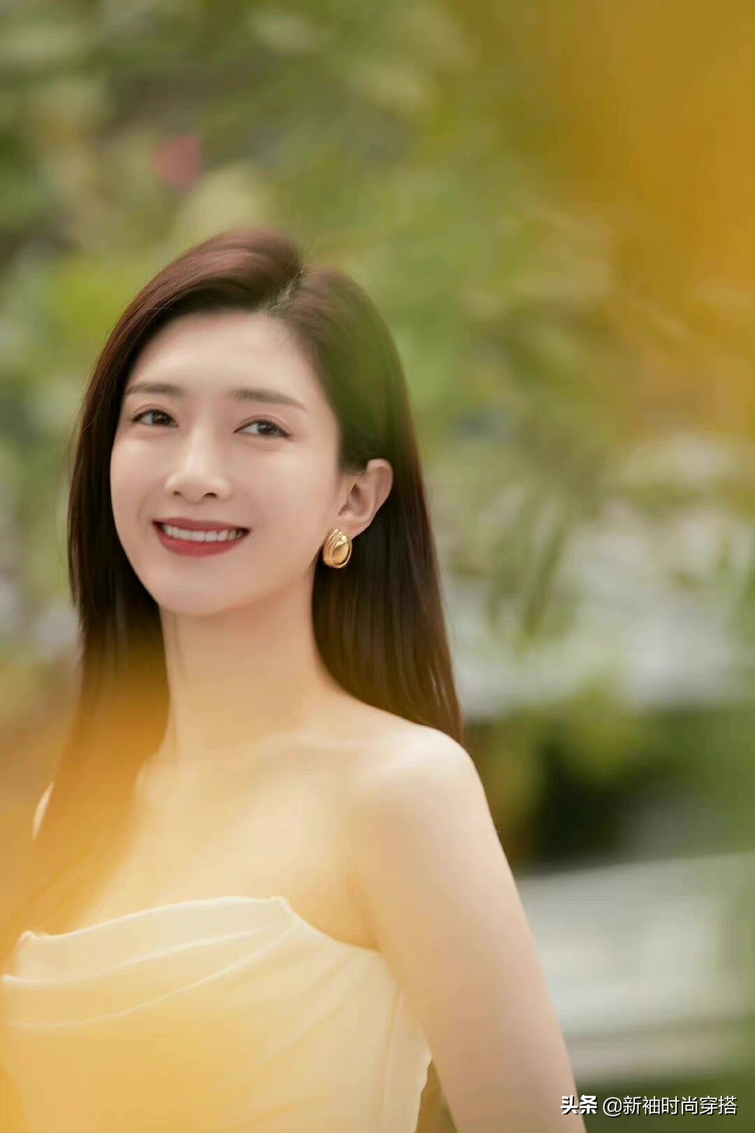 江疏影新造型曝光，白色裙装清纯又时尚