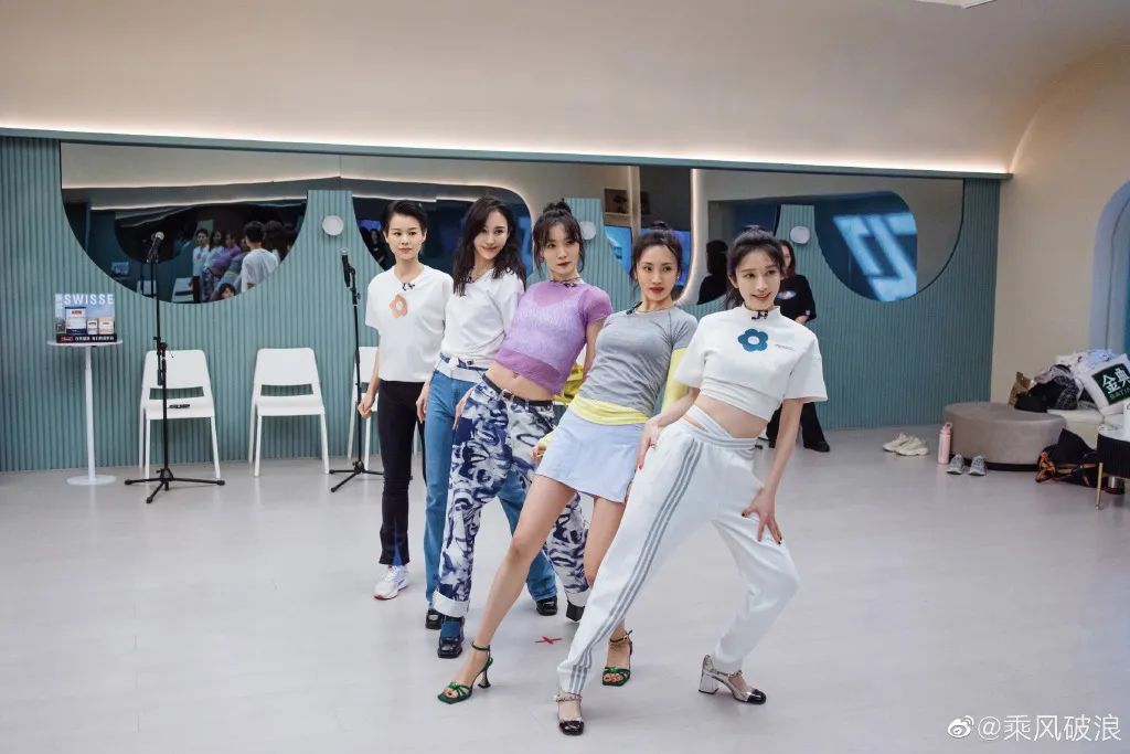 《乘风破浪》太卷了：蔡卓妍11厘米内增高，王心凌马丁靴1万4