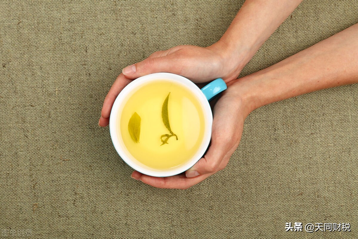 自产货物送礼，按照公允价值扣缴个税时计税依据包含增值税吗？