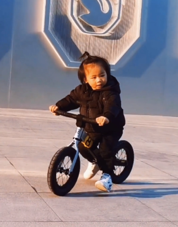 张晋带娃好有爱，搂着儿子唱粤语歌，乐儿扎小揪揪全程“冷漠脸”