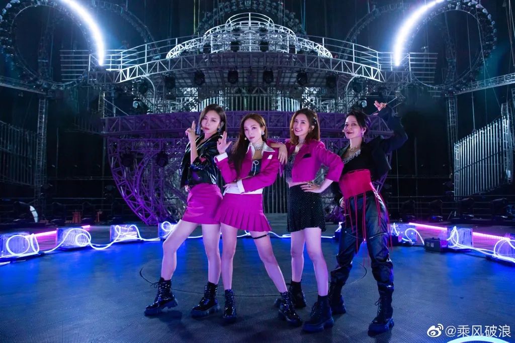 《乘风破浪》太卷了：蔡卓妍11厘米内增高，王心凌马丁靴1万4