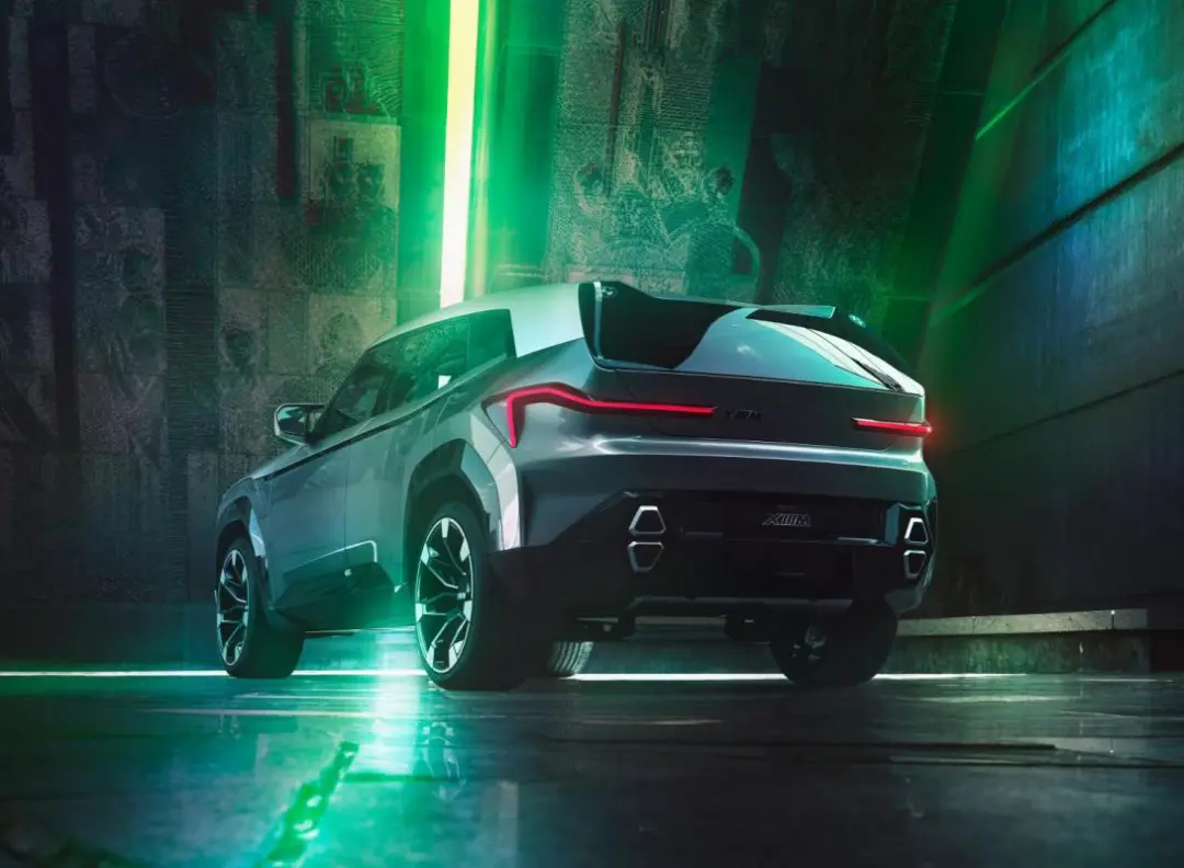 搭载4.4T V8发动机,750马力,外形超科幻,承前启后