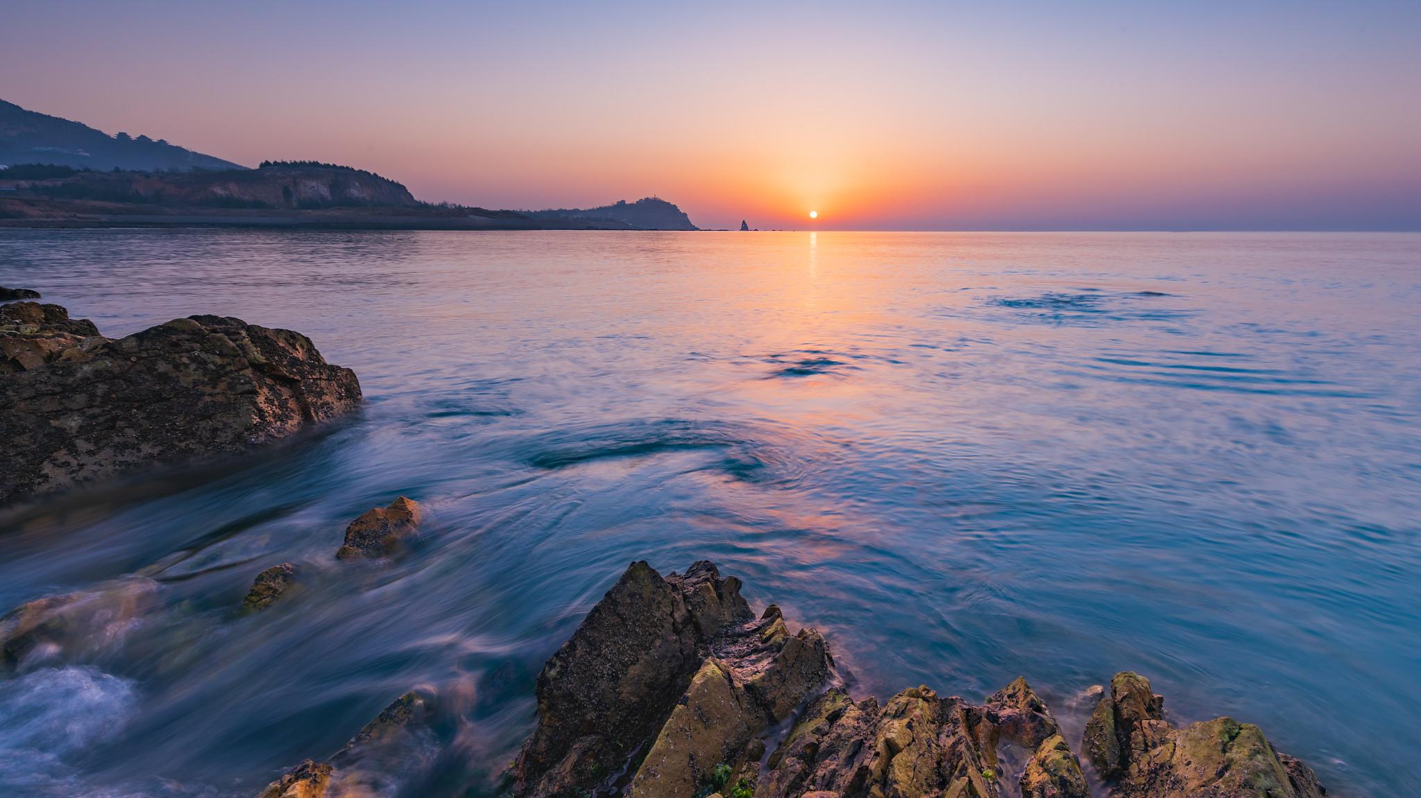 忙地在客人面前来回踱了三步,就随口吟咏出了这首大气磅礴的千古佳作