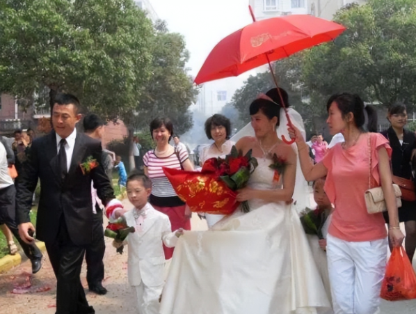 年龄不是问题！这些娱乐圈“老男人”，为何妻子越换越年轻？