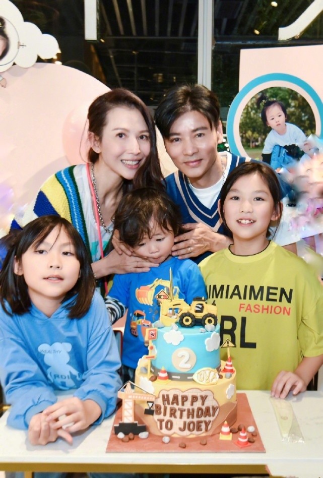 张晋蔡少芬携儿女拍写真，儿子像爸俩女儿像妈，一家五口幸福有爱