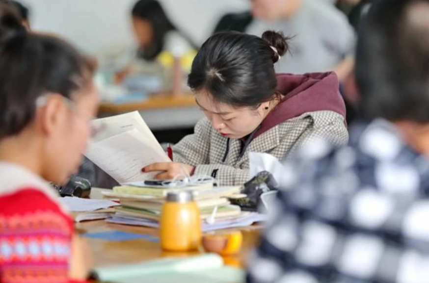 “新型啃老”悄然出现，90后大学生成新啃老族，父母慢慢被榨干