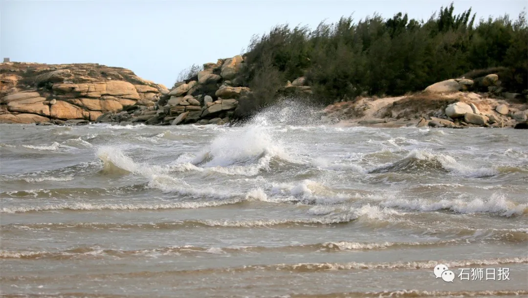 风劲潮涌浪高起，石狮海湾大风歌