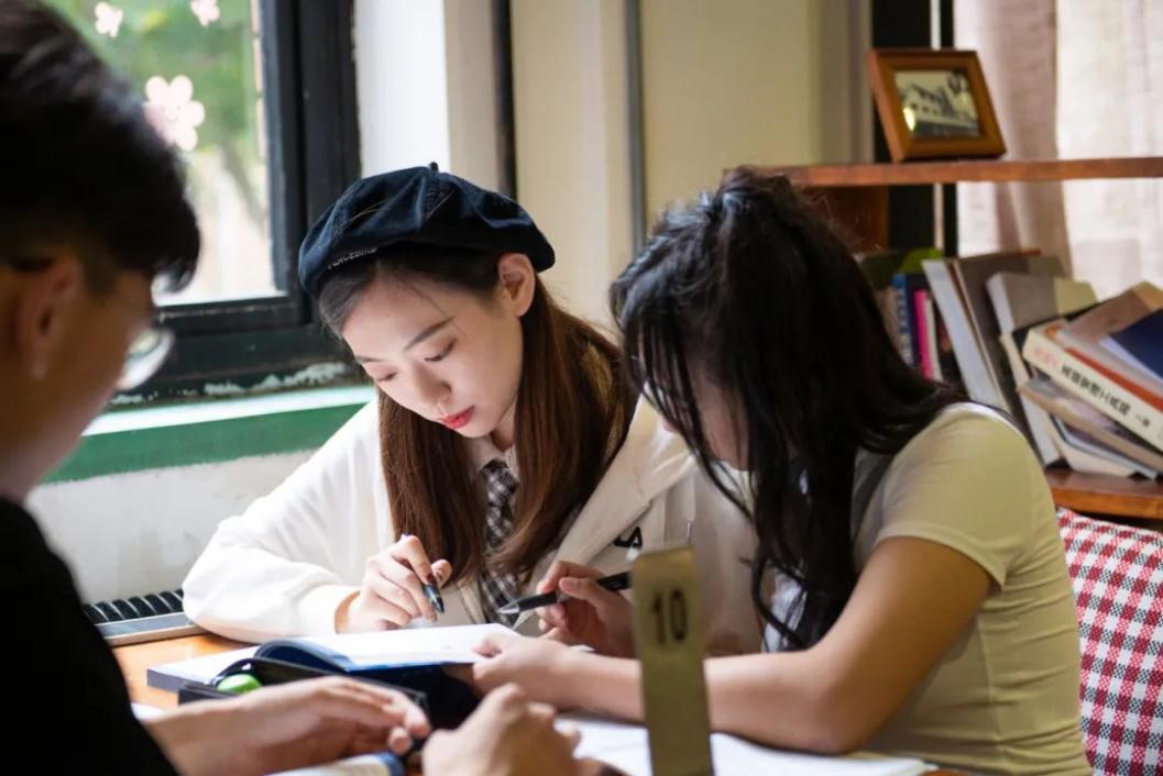 “面朝”大海，坐拥网红咖啡馆！大连一高校“精致生活”曝光，网友：太羡慕！