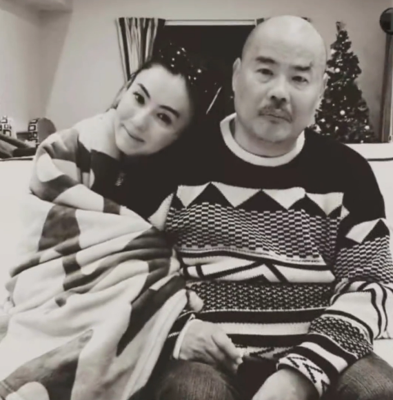 张柏芝爸爸生日罕露面！光头眼睛浮肿胡子半白，被女儿亲表情严肃