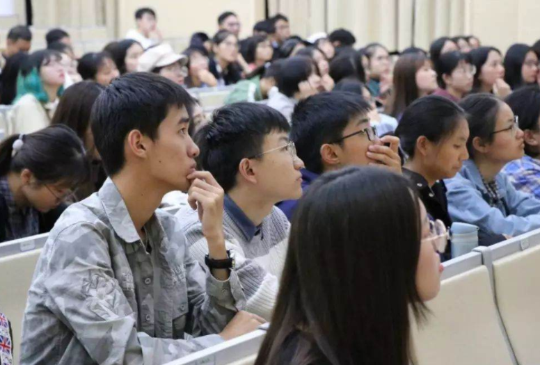 毕业多年后才发现，公务员和律师的差距不只是薪资，幸亏没选错