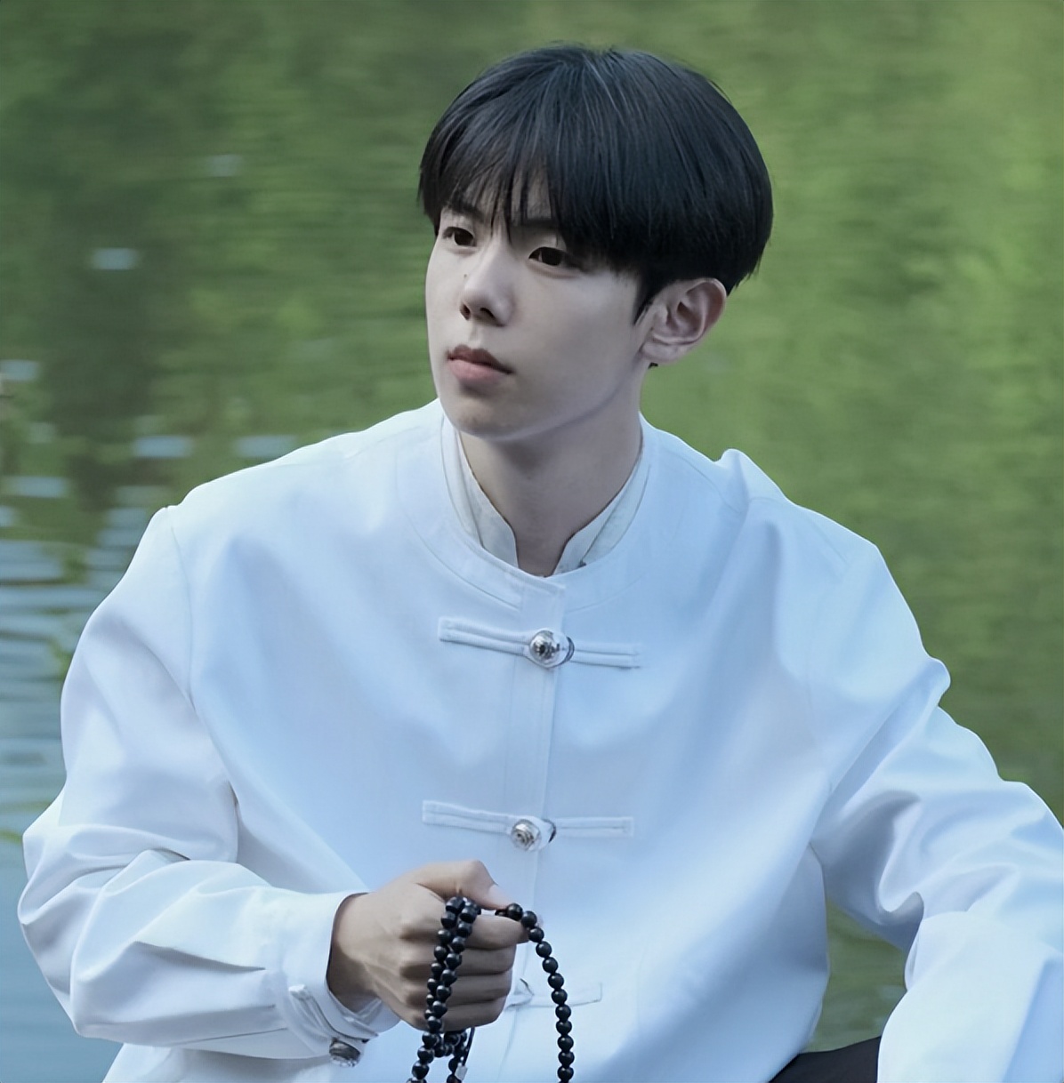 男大学生“天花板”走红，19岁逆袭国际超模，化妆前后判若两人