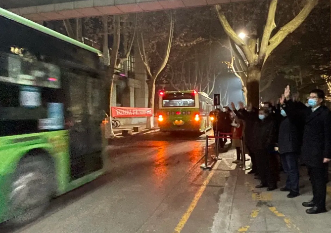 发放“年货礼包”，党委书记、校长来送！西安交大3.4万余名学生离校回家！