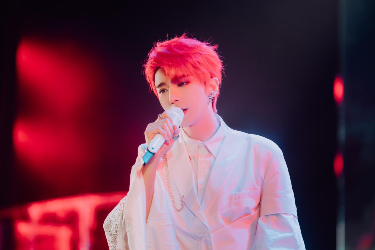 沈煜伦重庆演唱会氛围拉满 粉丝隔空同台超暖心