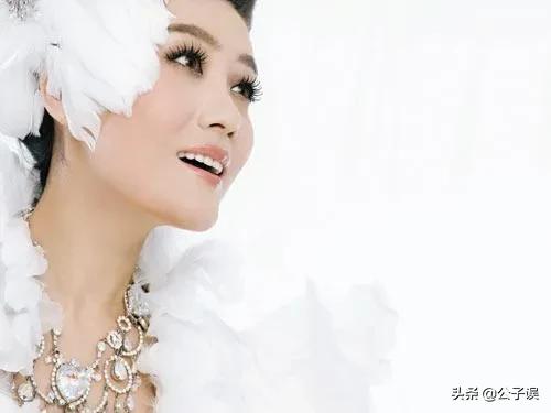 谭晶情史，青歌赛上成名，长城上开演唱会，嫁爱情高龄产子